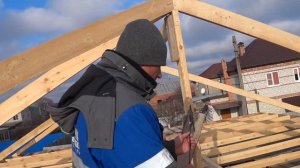 Коньковый прогон и диагональные стропила вальмовой крыши