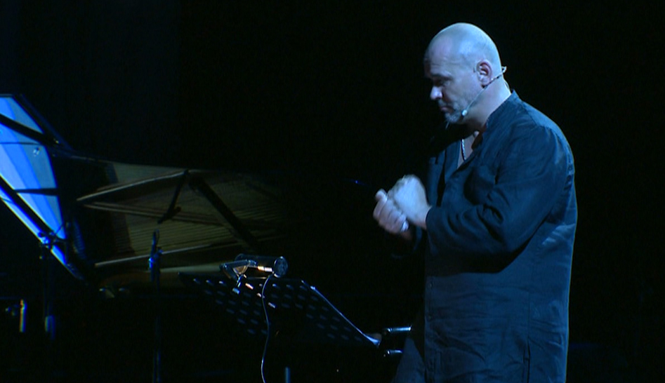 Максим Аверин представил в Сочи программу, посвященную 90-летию Роберта Рождественского смотреть онлайн