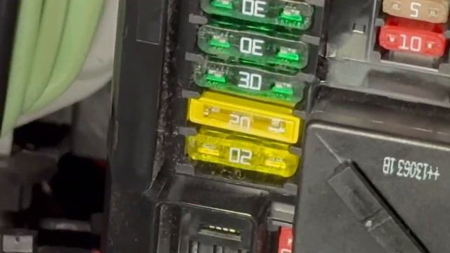 Замена предохранителя БМВ Ф10 , не работает питание прикуривателя,питания розетки,,,- лечим??? смотреть онлайн