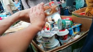 Краснодар, барахолка, ажиотаж за просрочкой из мусорки.