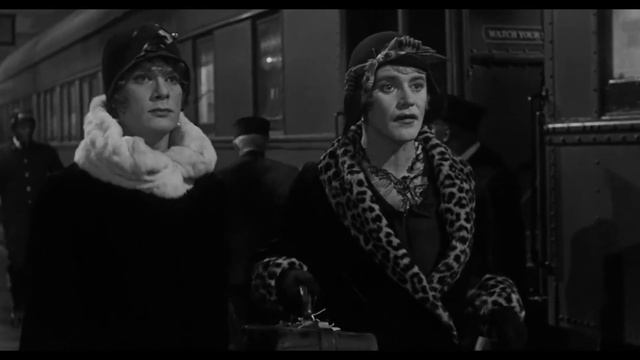 В джазе только девушки. США. 1959 год. Отрывок 4. Перевоплощение в женщин. смотреть онлайн