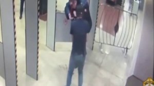 Пьяный мужчина напал на сотрудника безопасности на станции метро «Трубная» и ударил его бутылкой