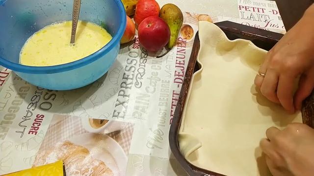 Вкусный пирог из слоёного теста. С яблоками и заливкой.