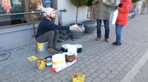 БАРАБАНИТ ПО БАНКАМ И КАСТРЮЛЯМ ► Рига Находчивый Уличный Музыкант