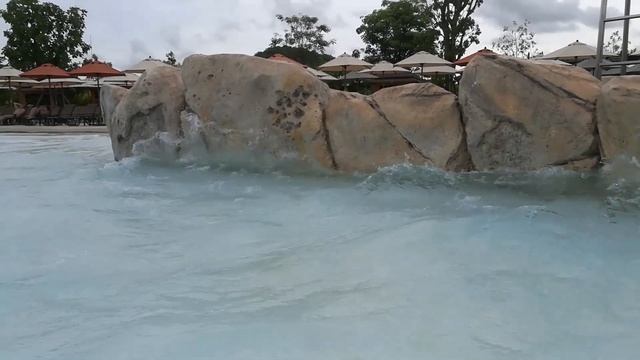 Милу едет в самый большой аквапарк Тайланда. Малыши на большой горке? Rama Yana Паттайя смотреть онлайн