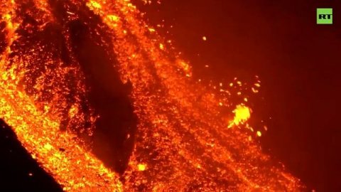Извержение вулкана Этна в Италии — видео