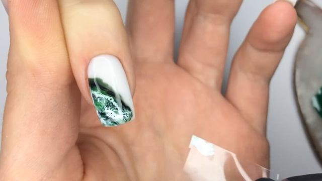 ??Малахит на ногтях / Текстура натурального камня / Дизайн ногтей по мокрому