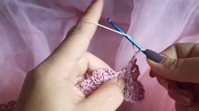 Нарядное ажурное платье крючком с квадратной кокеткой и фатином для девочки напраздник своими рукам