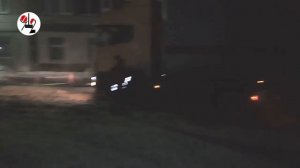 Как двумя "Нивами" вытащить фуру из снега. Real Video