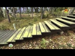 Дачный ответ - Кухня с функциональным островом, мозаичным «ковром» и изумрудным полом