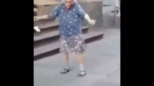 бабка танцует