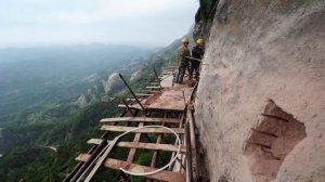 КАК СТРОИЛИ СТЕКЛЯННЫЙ МОСТ. Тропа страха. Гора Тяньмэнь в Китае