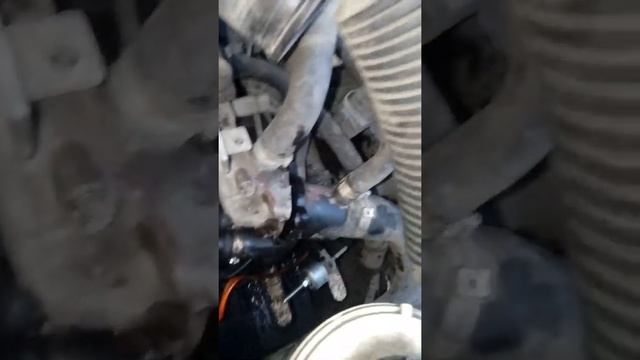 Подтекает термостат на Рено Логан.Замена резинки термостата. смотреть онлайн