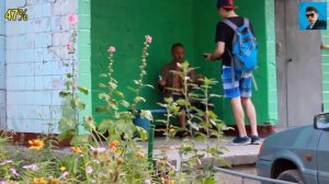 Узбек подбрасывает кошелек с деньгами. Реакция людей