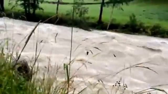 Река в Австрии после проливных дождей смотреть онлайн