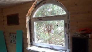 Смонтирую арочные окна с отделкой откосов в дачном домике.