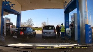 Оторвал заправочный "пистолет" на АЗС