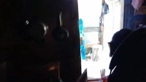 Растопка печи в зимовье.