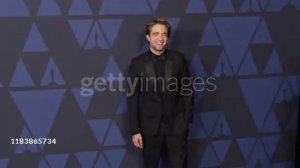 another red carpet video of smiling #RobertPattinson