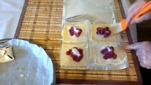 Пирожки с малиной из слоеного теста