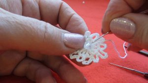 Сверкающая снежинка связанная крючком. Вяжем вместе. Подробный мастер класс. Новогоднее украшение.