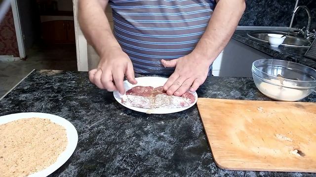 Шницель из свинины. Отбивные из свинины. Как приготовить шницель правильно.