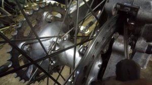 Замена задних колодок на Honda XR250. Rear brake pads change on Honda XR250