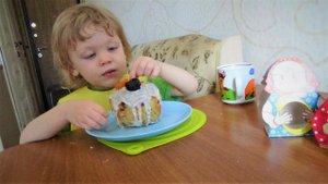 Art Manij #МУКБАНГ Малыш кушает кулич