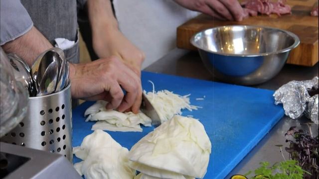 Салат из свежей капусты с копченостями смотреть онлайн