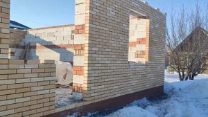 Строительство дома из газоблока плюс облицовка одинарным кирпичом.