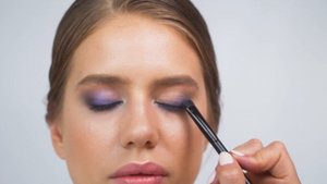 Яркий синий макияж глаз карандашом-каялом BESPECIAL