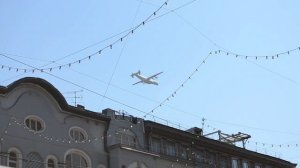 Самолет летит на низкой высоте над Москвой