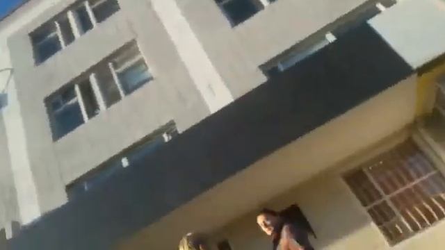 Не адекватная работница инфо-т бьёт детей и портит их имущества смотреть онлайн