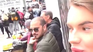 Евгений Эванс гуляет по Нью-Йорку на протяжении 2 минут