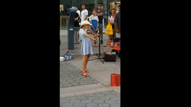 Девочка очень красиво играет на скрипке! Послушайте смотреть онлайн