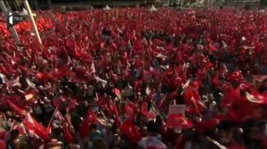 Marée de drapeaux rouges pour la démocratie place Taksim, à Istanbul