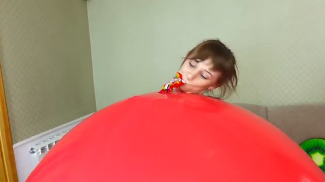 ЧЕЛЛЕНДЖ ОГРОМНЫЙ ШАР. СЛАДОСТИ, СПОРТ И МАКИЯЖ. Giant Balloon Makeup Challenge! смотреть онлайн