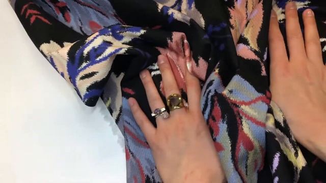 ф5105 Черная ткань пике с разноцветными листьями (100% хлопок). смотреть онлайн