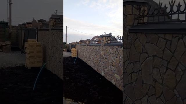 Установка кованых верхушек на каменный забор. смотреть онлайн