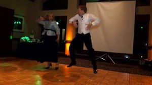 Мама отжигает на свадьбе у сына... :)