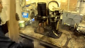 Проверка форсунки двигателя УТД-20 на стенде.