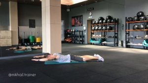 Сведение лопаток лёжа на животе