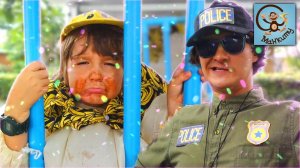 Pretend Play Police - Милан и Папа играют в полицию, погоню и хулигана. Манкиту
