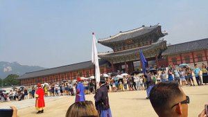 Смена караула в дворце Кёнбоккун (경복궁)