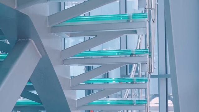 Лестница со стеклянными ступенями в музей космонавтики смотреть онлайн