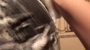 я принимаю  душ в одежде