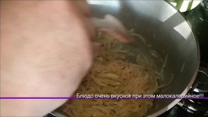 Бефстроганы из куриной грудкой с маринованными огурцами. Простой рецепт.