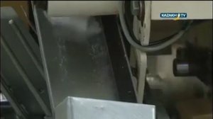 Процесс производства шоколадных конфет с начинкой между слоями вафель