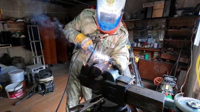 Крутое крепление для лопату и металлоискателя.