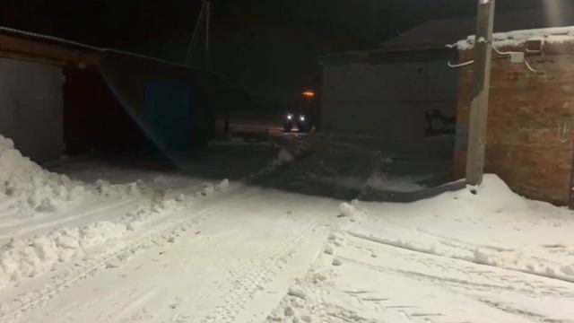 Трактор Мтз-80 с лопатой , СССР. Уборка снега на районе. С Новым годом друзья??? смотреть онлайн